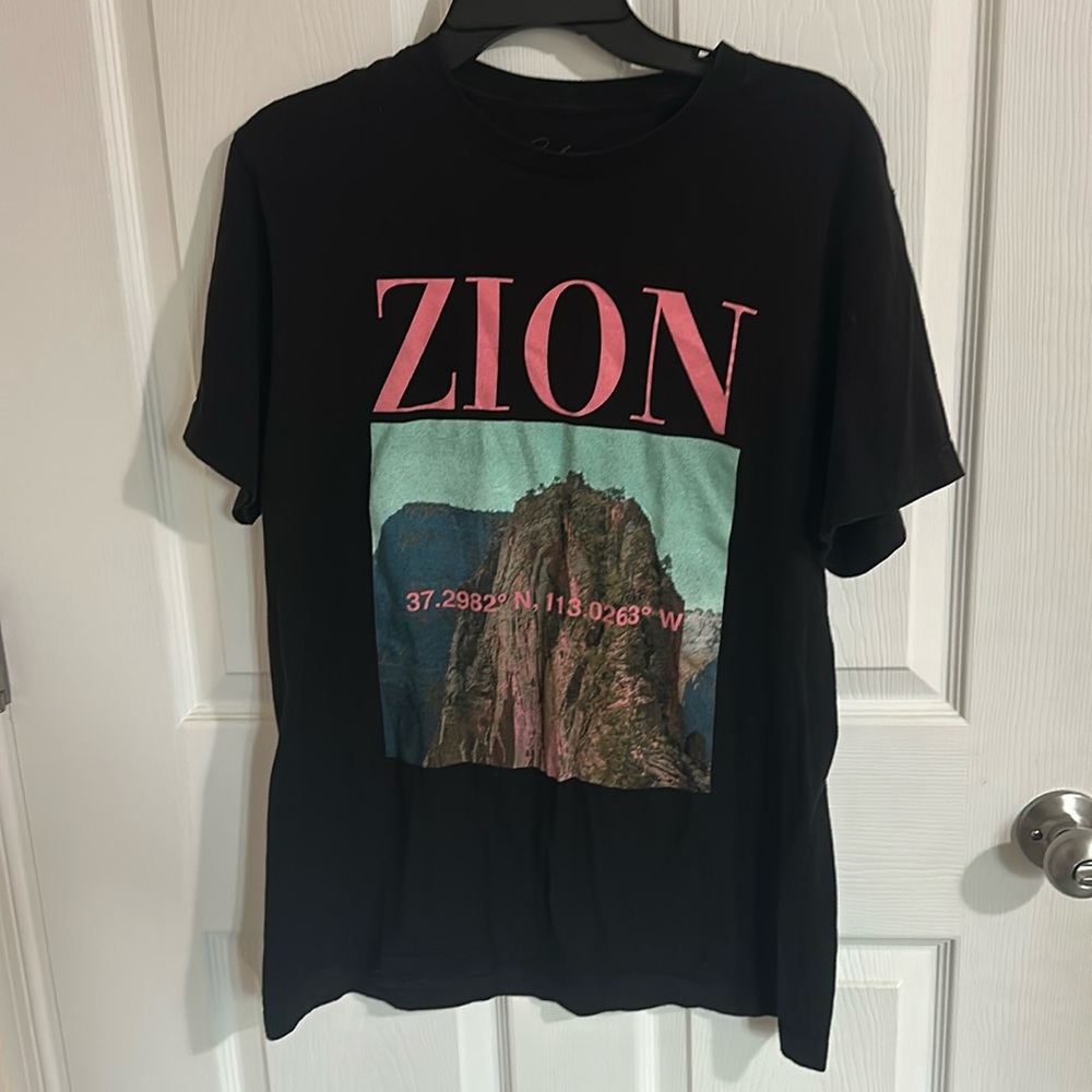 ZION unisex tee shirt size medium (mount zion ) design black